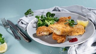 Brotbrösel-Cordon Bleu auf einem Teller. Ein SWR1 Pfännle-Rezept zum Motto "Bock auf Brot".
