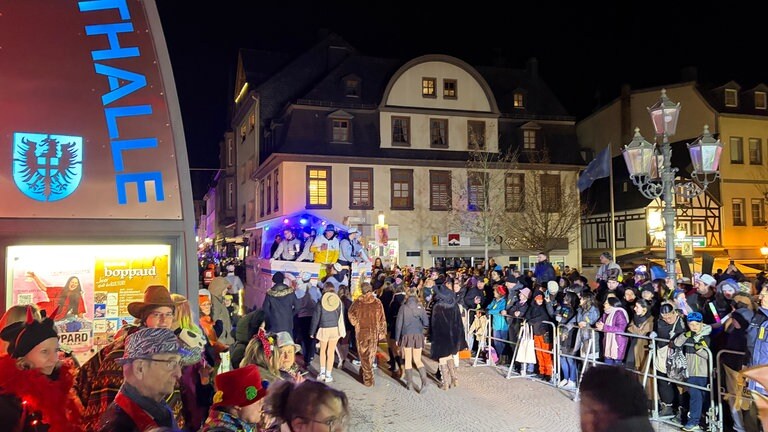 Karneval 2026: Der Abendumzug in Boppard hat wieder viele Karnevalisten angelockt