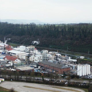 Das Chemiewerk Solvay in Bad Wimpfen im Kreis Heilbronn. Wissenschaftler gehen davon aus, dass von hier jährlich 30 Tonnen eines klimaschädlichen Treibhausgases entwichen. Das Unternehmen bestreitet das. y