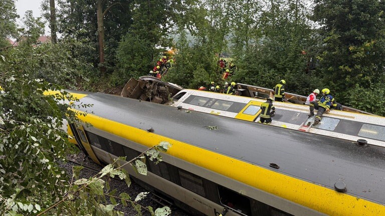 Rettungskräfte suchen in einem entgleisten Zug nach Fahrgästen. Bei Riedlingen im Kreis Biberach ist ein Personenzug entgleist.