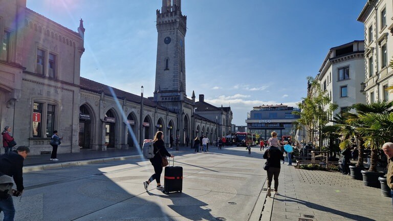 Der neue Bahnhofsvorplatz. Im neuen, hellen Beton ist aus der Luft "Konstanz" zu lesen.