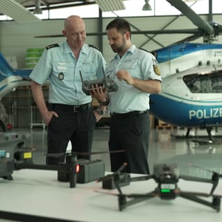 Polizei mit Hubschrauber und Drohnen