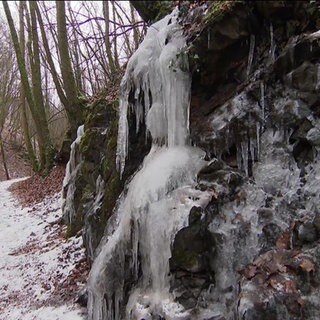 Kleiner vereister Wasserfall