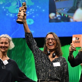 Die Übersetzerin Stefanie Kuballa-Cottone (l-r) und die spanische Autorin Berta Paramo werden bei der Verleihung des Deutschen Jugendliteraturpreis 2025 auf der Frankfurter Buchmesse von Karin Prien