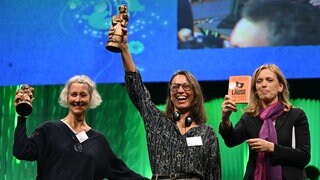 Die Übersetzerin Stefanie Kuballa-Cottone (l-r) und die spanische Autorin Berta Paramo werden bei der Verleihung des Deutschen Jugendliteraturpreis 2025 auf der Frankfurter Buchmesse von Karin Prien