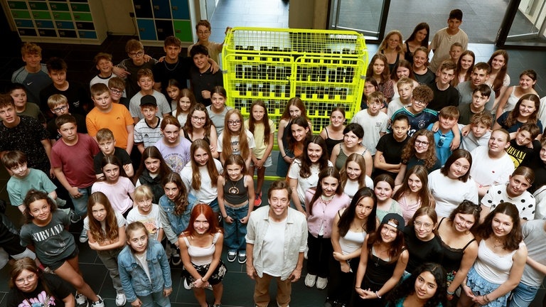 Wir sind dann mal für drei Wochen offline!“ Was das bewirkt, zeigt die dreiteilige ARD Wissen-Doku „Schule ohne Smartphone – Das Experiment mit Tobi Krell“ und rund 100 Schülerinnen und Schülern.