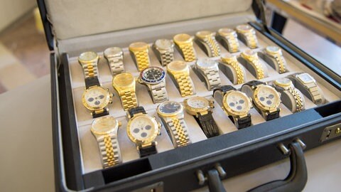 Luxusuhren werden in einem Aktenkoffen präsentiert. Gisbert Brunner ist einer der weltweit führenden Uhrenexperten. In SWR1 Leute erklärt er, warum Chronometer Statussymbol, Stilikonen und Wertanlage sind – und was eine Uhr zum Kult macht.