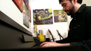 Steve Castile spielt Klavier. Im Hintergrund sind Gitarren zu sehen.