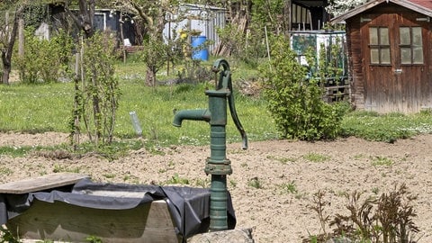 Beliebter denn je: Immer mehr Menschen in RLP wollen einen solchen Brunnen im Garten. Die Wasserförderung ist kostenlos und erlaubt. Aber ist der Privatbrunnen zum Gießen und Pool Befüllen in Zeiten von Trinkwasserknappheit die richtige Wahl?