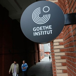 Passanten gehen an einem Schild des Goethe-Instituts in Moskau, vorbei