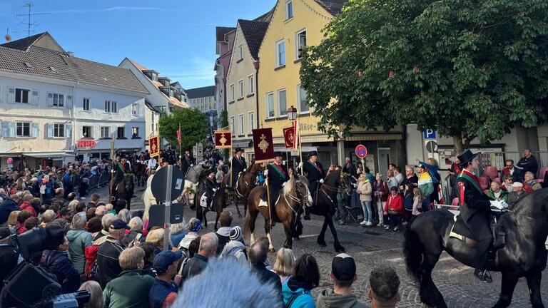 1.800 Reiterinnen und Reiter sowie Musikkapellen und Zuschauer beim Blutritt 2025 in Weingarten.