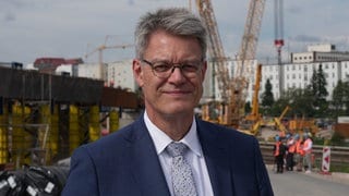 Bundesverkehrsminister Patrick Schnieder (CDU) hat Bundesknazler Merz darum gebeten, entlassen zu werden. 