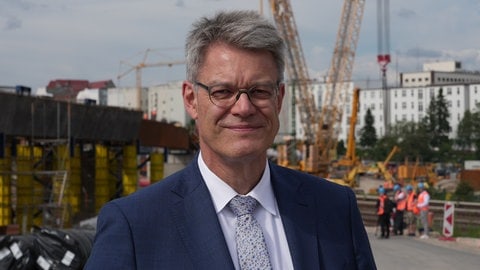 Bundesverkehrsminister Patrick Schnieder (CDU) hat Bundesknazler Merz darum gebeten, entlassen zu werden. 