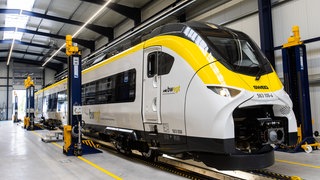 Ein Zug steht in einem Depot der SWEG. Die Werkstatt ist für Regionalzüge in Baden-Württemberg, besonders in der Ortenau, bestimmt.