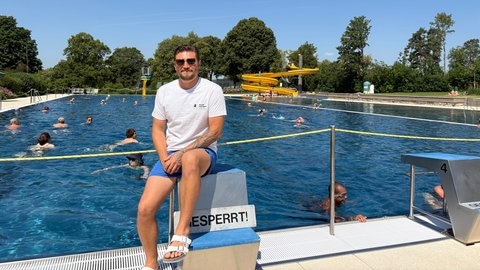 Bademeister Vitalij Buchholz hat die Schwimmbecken im Bergbad iin Giengen im Blick. 