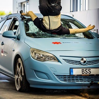 m Crashversuch der Björn Steiger Stiftung wird ein Frontalunfall mit Dummy und einem PKW durchgeführt.