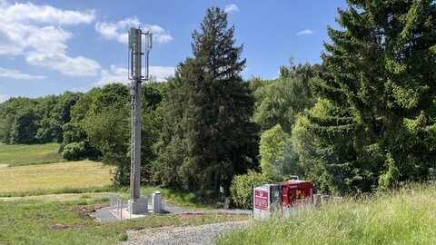 In Abtweiler im Kreis Bad Kreuznach steht ein provisorischer Funkmast, der mit einem Aggregat betrieben wird.