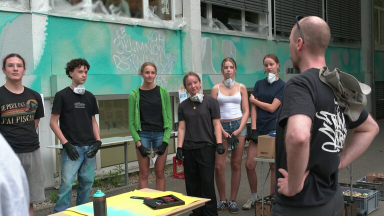Der Ulmer Graffiti-Künstler Milo bei einem Graffiti Workshop an einem Ulmer Gymnasium 