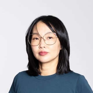 Journalistin Miriam Yung Min Stein schaut direkt in die Kamera.  Für Menschen mit Migrationsgeschichte ist das Thema Herkunft und Identität oft besonders komplex. Die Journalistin und Autorin Miriam Yung Min Stein setzt sich damit auseinander. Sie ist zu Gast in SWR1 Leute.