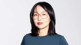 Journalistin Miriam Yung Min Stein schaut direkt in die Kamera.  Für Menschen mit Migrationsgeschichte ist das Thema Herkunft und Identität oft besonders komplex. Die Journalistin und Autorin Miriam Yung Min Stein setzt sich damit auseinander. Sie ist zu Gast in SWR1 Leute.
