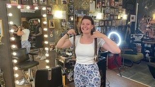 Nach dem Schnitt hat Medizinstudentin Miriam Herdeg kurze Haare. Sie spendet rund 35 Zentimeter, damit daraus Perücken für krebskranke Kinder entstehen.