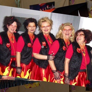 Foto von Eva Conle und ihre Freundinnen in Faschingskostümen