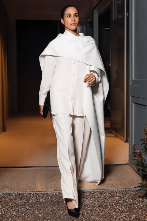 Herzogin Meghan Markle besucht die Pariser Fashion Week und trägt dabei ein weißes Outfit.