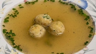 Markklößchensuppe mit Petersilie im Suppenteller