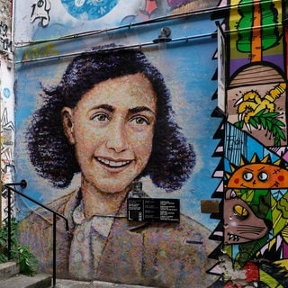 Porträt von Anne Frank als Mauerbild am Anne-Frank-Zentrum in den Hackeschen Höfen in Berlin: Anne Franks Tagebücher von 1942 bis 1944 gelten als eines der bekanntesten persönlichen Zeugnisse der NS-Zeit. 