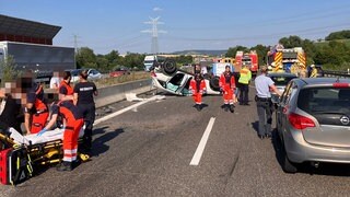 Schwerer Unfall auf der A6 bei Untereisesheim: Insgesamt fünf Fahrzeuge waren beteiligt, sieben Menschen wurden verletzt. 