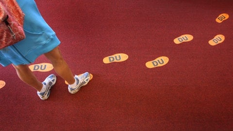 Duzen oder Siezen? In Deutschland stellt sich für viele immer noch diese Frage. 