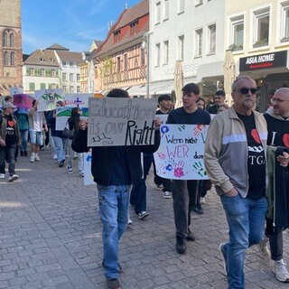 Schüler, Eltern und Lehrkräfte kämpfen darum, dass ihre Schule in Annweiler weiter in evangelischer Trägerschaft bleibt.