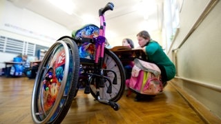 Ein Rollstuhl steht in Stuttgart (Baden-Württemberg) im Klassenzimmer einer Gemeinschaftsschule.