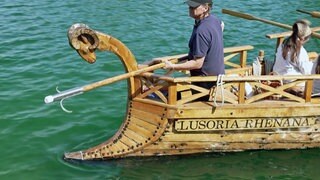 Die Lusoria Rhenana, der Nachbau eines antiken Römerschiffs, auf dem Wasser