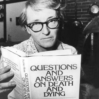 Die amerikanisch-schweizerische Psychiaterin und Sterbeforscherin Elisabeth Kübler-Ross (1926 - 2004) mit ihrem Buch "Questions and Answers on Death and Dying", das sich mit Fragen und Antworten zum Thema Tod und Sterben auseinandersetzt.