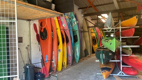 Der Altrhein in Karlsruhe ist fast völlig ausgetrocknet. Die Freizeitsportler der Kanuvereine am Rhein können nicht trainieren, die Kanus bleiben in den Bootshäusern. 