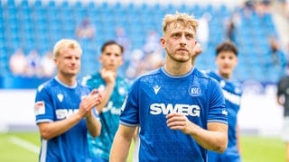 Enttäuschte Spieler des Karlsruher SC nach der Niederlage gegen Wolfsburg