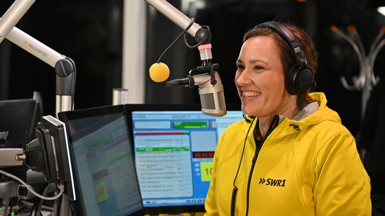 So früh auf und schon so gut gelaunt: SWR1 Hitparadenmoderatorin Steffi Stronczyk ist schon seit 5 Uhr im Dienst.