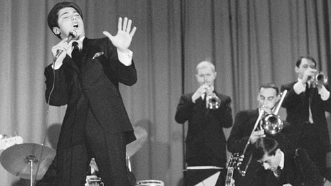 Paul Anka singt auf einer Bühne in Prag.