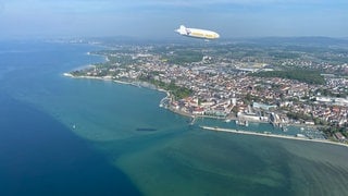 Der neue Zeppelin auf seinem offiziellen Jungfernflug über dem Bodensee.