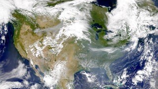 Das Satellitenbild zeigt die Rauchbewegung von Bränden in Idaho und Montana durch den Jetstream zur Ostküste der Vereinigten Staaten