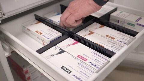 Ein Tübinger Apotheker greift in eine Schublade, in der Packungen mit Abnehmspritzen lagern. Laut ihm sind die sehr gut nachgefragt, aber ausreichend lieferbar. 
