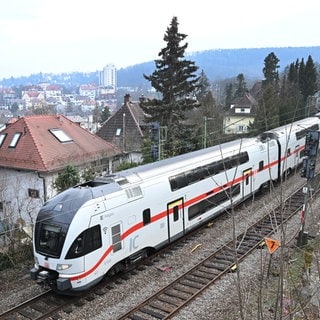 Ein Intercity-Zug fährt über die sogenannte Panoramabahn-Strecke in Stuttgart. Die ist im Oktober für drei Wochen voll gesperrt.
