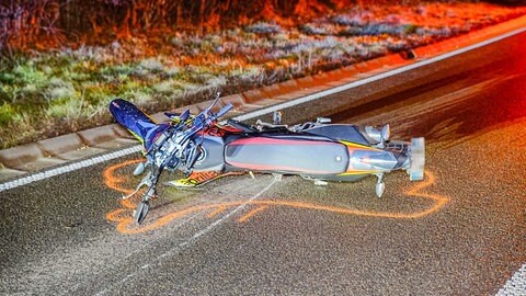 Toedlicher Verkehrsunfall - Junger Motorradfahrer stirbt an der Unfallstelle