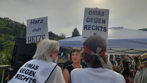 Die Neustadter "Omas gegen Rechts" demonstrieren im August 2024 in Frankeneck gegen die AfD 
