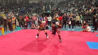 Lennox Baschin aus Föhren kämpft bei der Kickbox Weltmeisterschaft in der Arena Trier gegen einen Mexikaner.