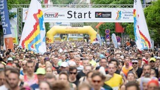 Tausende von Läuferinnen und Läufern starten beim Gutenberg-Halbmarathon in Mainz.