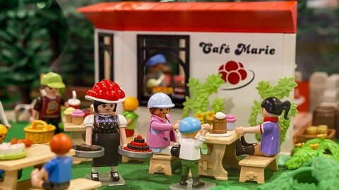 Schwarzwald Marie in ihrem Kaffee mit Schwarzwälder Kirschtorte. Zu sehen in der Ausstellung in Baiersbronn.