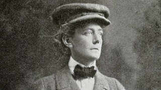 Fotografie der Komponistin Ethel Smyth (1858-1944) mit Schiebermütze im Anzug