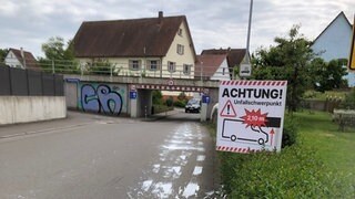 Eine Bahnbrücke in Mengen-Ennetach hat eine Höhe von 2,10 Metern. Ein provisorisches Schild weist darauf hin, dass hier ein Unfallschwerpunkt ist.